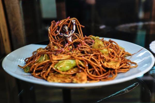 ngoi lang xep day do an nhung chang co mui huong, toi gan ai nay moi nga ngua - 9