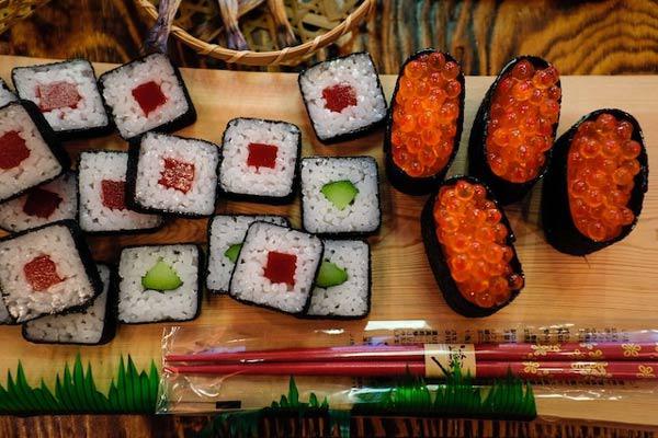 ngoi lang xep day do an nhung chang co mui huong, toi gan ai nay moi nga ngua - 8