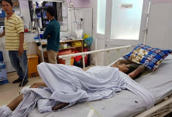 dua ban gai ve phong tro, thanh nien lam chuyen khong the ngo - 1