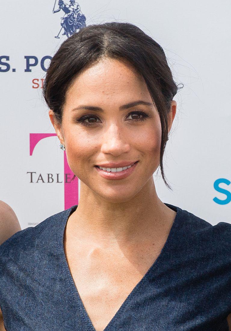 mac chiec vay chi hon 1 trieu dong nhung cong nuong meghan van dang cap het co - 2