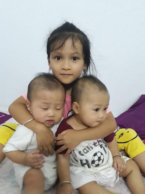 cap be trai song sinh vua chao doi da mat me o yen bai gio ra sao? - 1