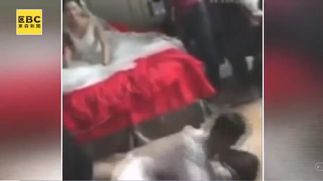 chu re sam so phu dau trong phong tan hon, co dau van vui ve ngoi tren giuong cuoi - 2