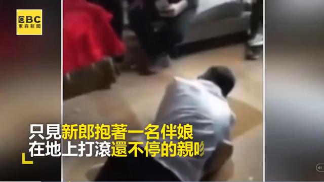 chu re sam so phu dau trong phong tan hon, co dau van vui ve ngoi tren giuong cuoi - 1