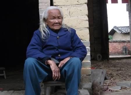 co dau bong nhien bat day tu quan tai khien ca lang so hai bo chay - 4