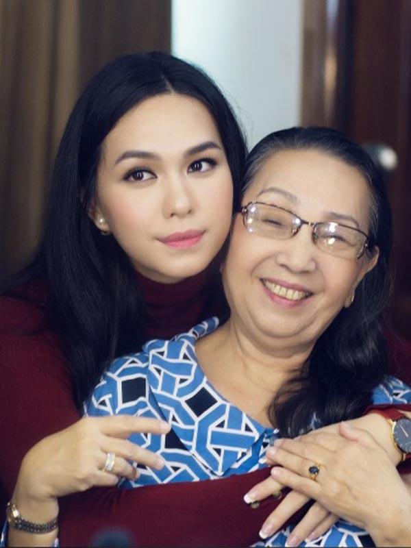 thua huong nhan sac cua me, con gai diem my dep long lay noi xu nguoi - 9