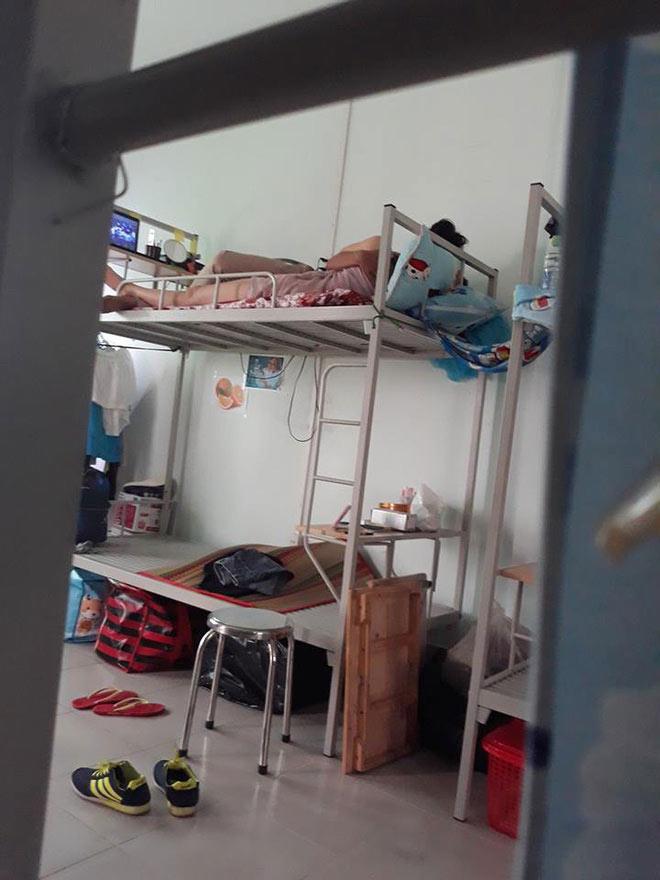 nu sinh dan ban trai ve ky tuc xa than mat khien ban cung phong “do mat” - 1