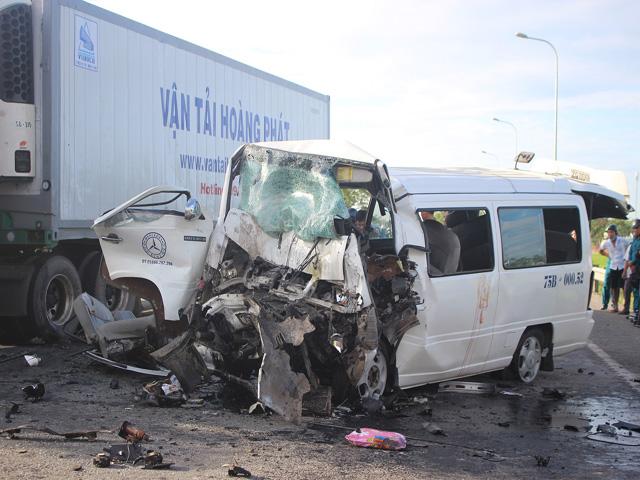 tin moi vu xe ruoc dau gap nan o quang nam: chu re nam trong so 13 nguoi tu vong - 2