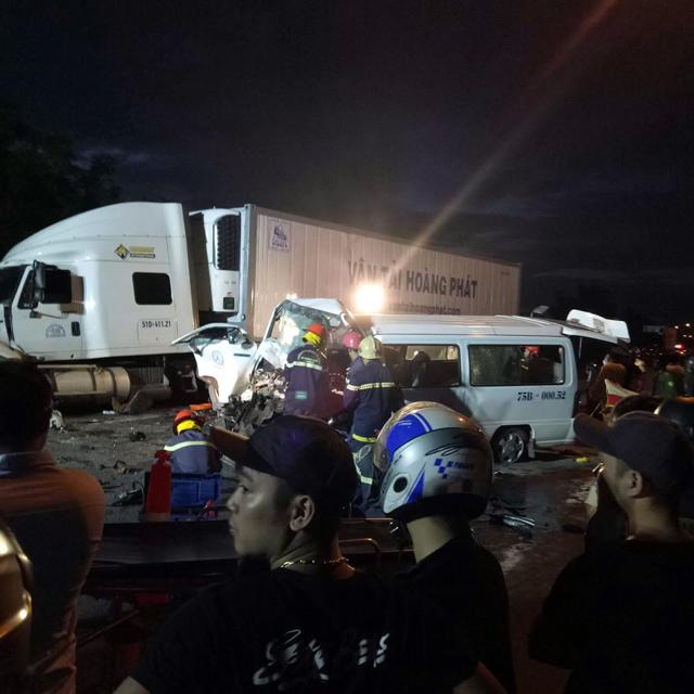 tin moi vu xe ruoc dau gap nan o quang nam: chu re nam trong so 13 nguoi tu vong - 1