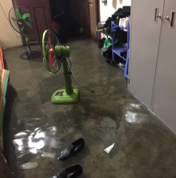 ha noi mua nhu trut vao gio tan tam, gio thoi nguoi nga nghieng, duong pho “chet cung” - 8