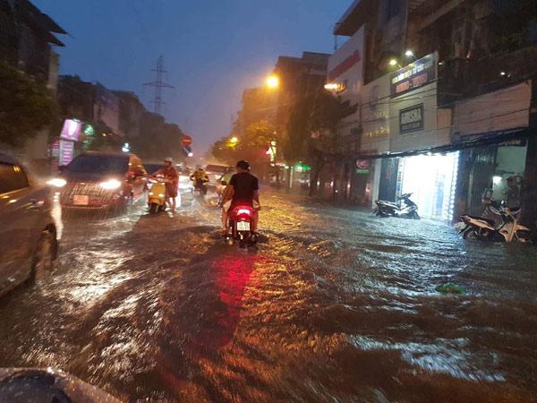 ha noi mua nhu trut vao gio tan tam, gio thoi nguoi nga nghieng, duong pho “chet cung” - 3