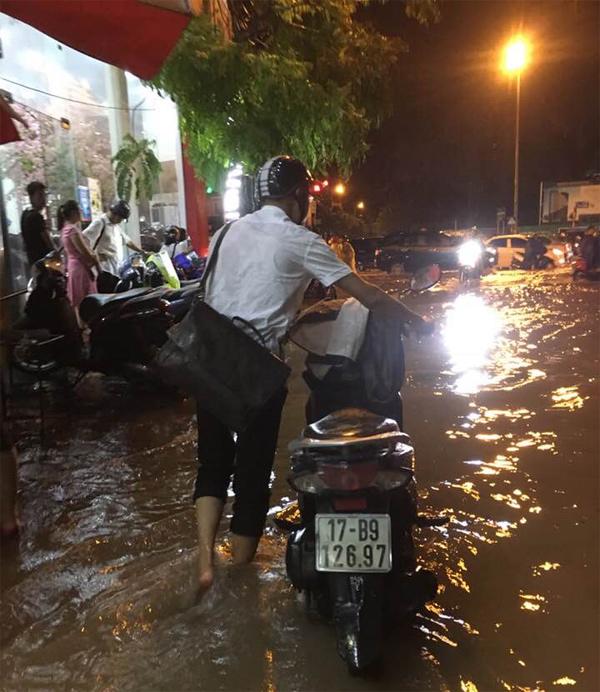 ha noi mua nhu trut vao gio tan tam, gio thoi nguoi nga nghieng, duong pho “chet cung” - 6