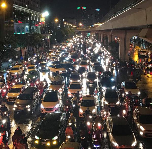 ha noi mua nhu trut vao gio tan tam, gio thoi nguoi nga nghieng, duong pho “chet cung” - 5