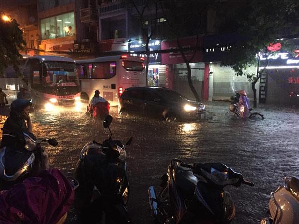 ha noi mua nhu trut vao gio tan tam, gio thoi nguoi nga nghieng, duong pho “chet cung” - 2