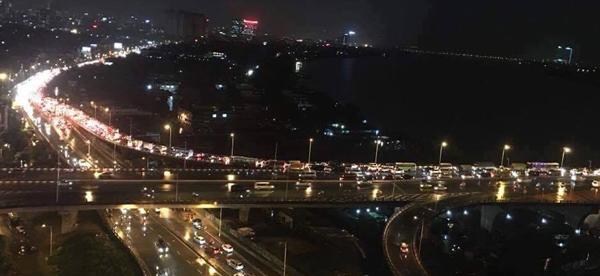 ha noi mua nhu trut vao gio tan tam, gio thoi nguoi nga nghieng, duong pho “chet cung” - 7