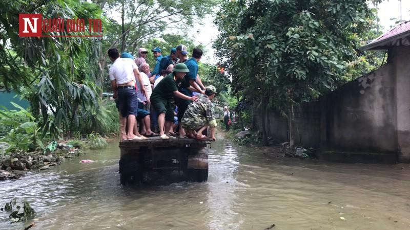 ngoai thanh ha noi khon kho vi nuoc ngap bon be, san sang di doi 14.000 ho dan - 4