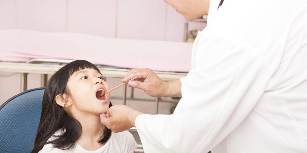 Bác sĩ vạch rõ sai lầm của cha mẹ khi trị viêm họng tại nhà khiến con nặng bệnh - 2