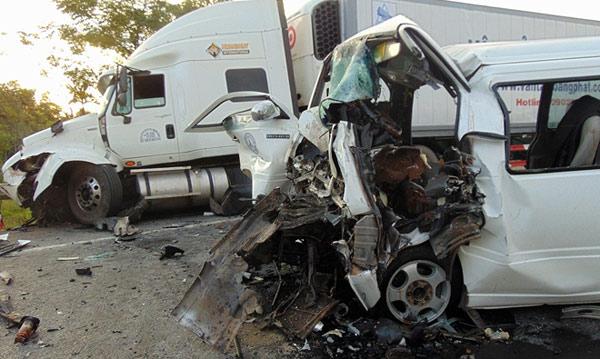 xe don dau gap nan o quang nam: loi ke cua nhung nguoi dau tien den hien truong giai cuu - 1