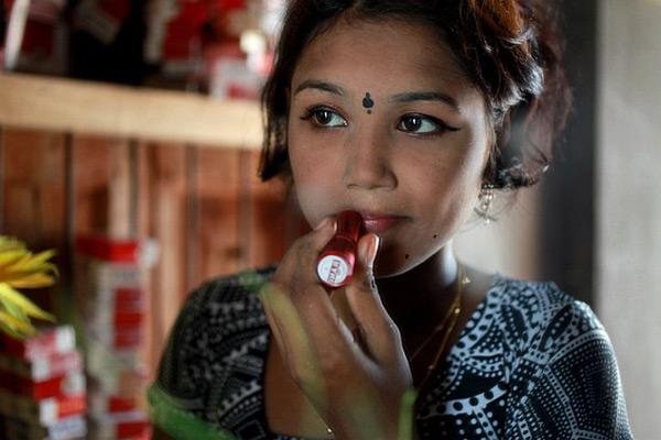 lay chong som, bi cha me de ruong ray va thang ngay song dia nguc cua be gai 11 tuoi - 2