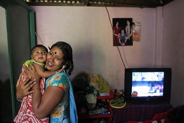 lay chong som, bi cha me de ruong ray va thang ngay song dia nguc cua be gai 11 tuoi - 1