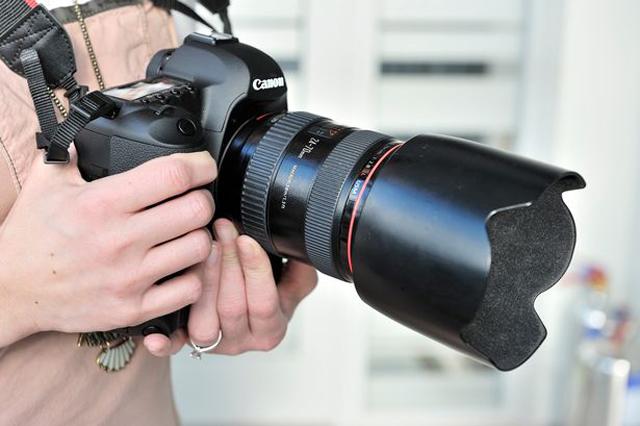 cap doi chi 60 trieu de tim nguoi quay phim "canh nong" dem tan hon khien dan mang xon xao - 2