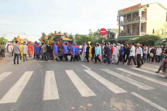 xe don dau gap nan 13 nguoi chet: tien dua vo chong nan nhan dau tien ve dat me - 1