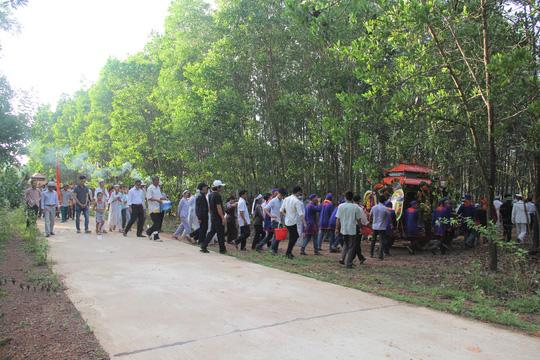 xe don dau gap nan 13 nguoi chet: tien dua vo chong nan nhan dau tien ve dat me - 2