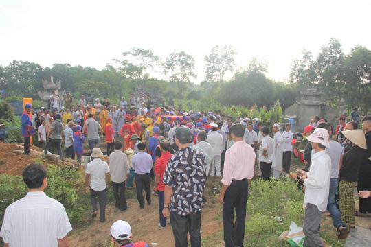 xe don dau gap nan 13 nguoi chet: tien dua vo chong nan nhan dau tien ve dat me - 3