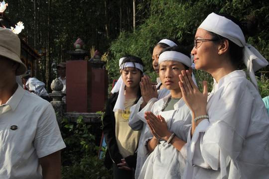 xe don dau gap nan 13 nguoi chet: tien dua vo chong nan nhan dau tien ve dat me - 4