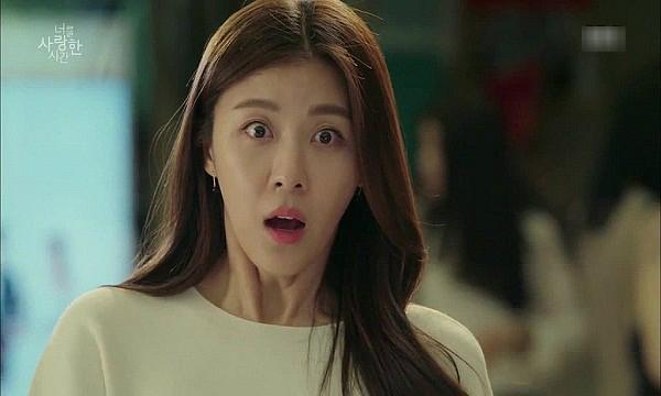 vua vao cong ty , co lao cong tre giat minh phat hien bi mat “dong troi” trong phong hop - 2