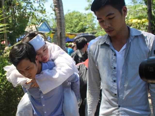 Đám tang chú rể Nguyễn Khắc Long: Cô dâu ngất lịm trong vòng tay người thân