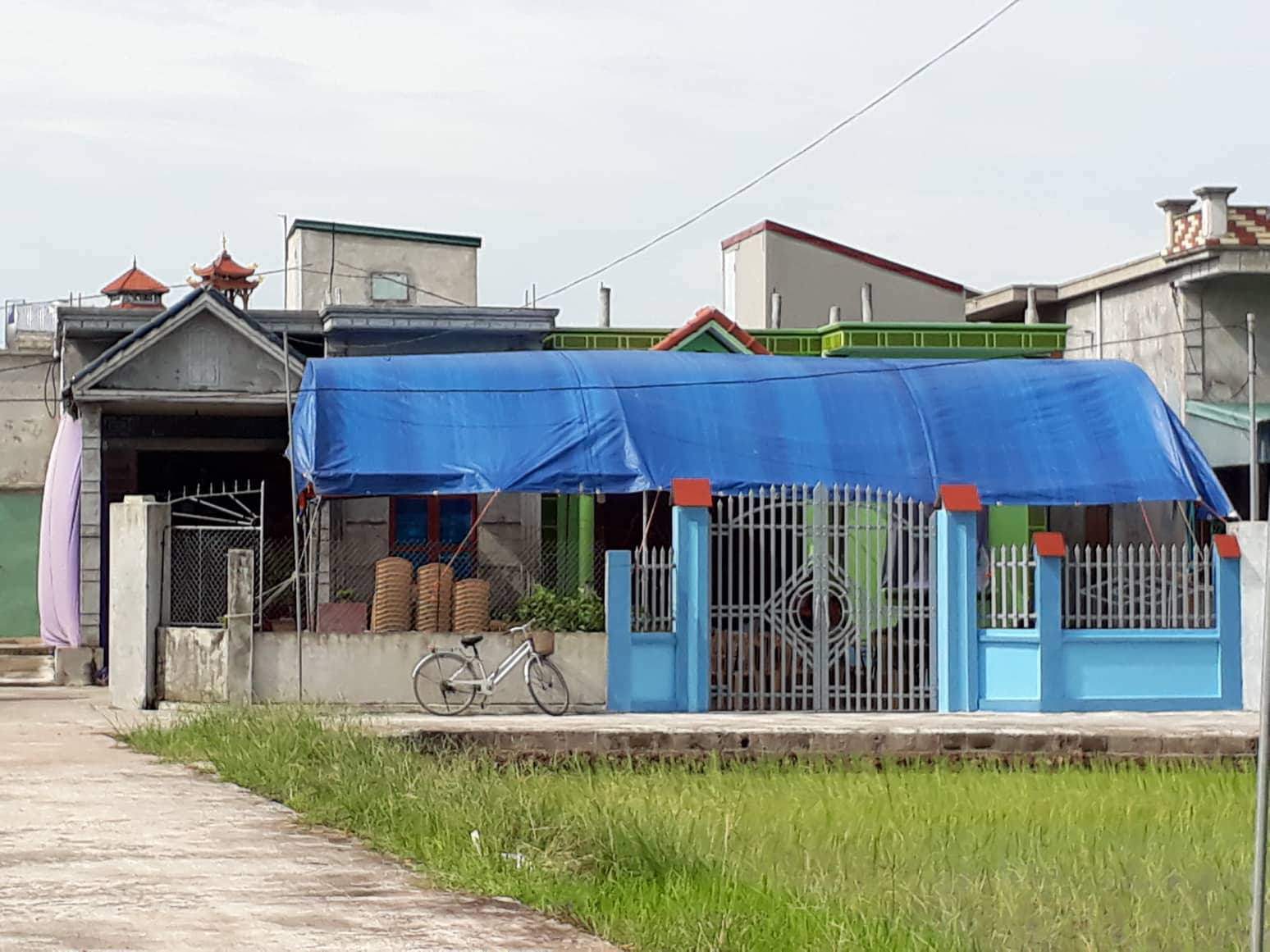 hang xom bang hoang phat hien chong chet, vo tu vong trong tu the la - 1