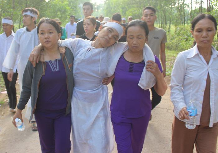 dam tang 7 nan nhan vu tai nan o quang nam: nhoi long con tre ngat lim tien cha - 10