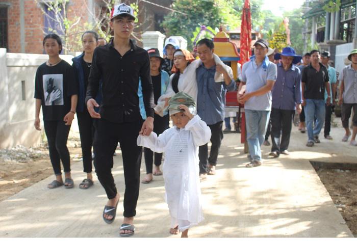 dam tang 7 nan nhan vu tai nan o quang nam: nhoi long con tre ngat lim tien cha - 14