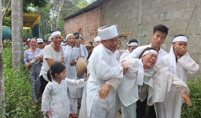 dam tang 7 nan nhan vu tai nan o quang nam: nhoi long con tre ngat lim tien cha - 17