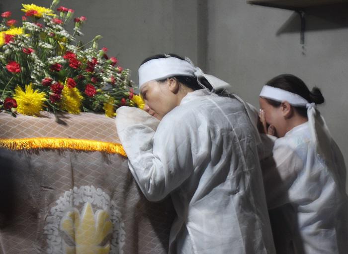 dam tang 7 nan nhan vu tai nan o quang nam: nhoi long con tre ngat lim tien cha - 3