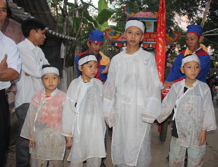 dam tang 7 nan nhan vu tai nan o quang nam: nhoi long con tre ngat lim tien cha - 5