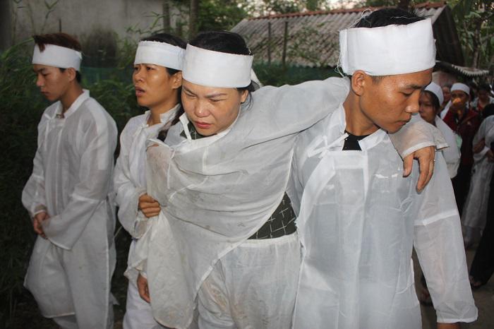 dam tang 7 nan nhan vu tai nan o quang nam: nhoi long con tre ngat lim tien cha - 7