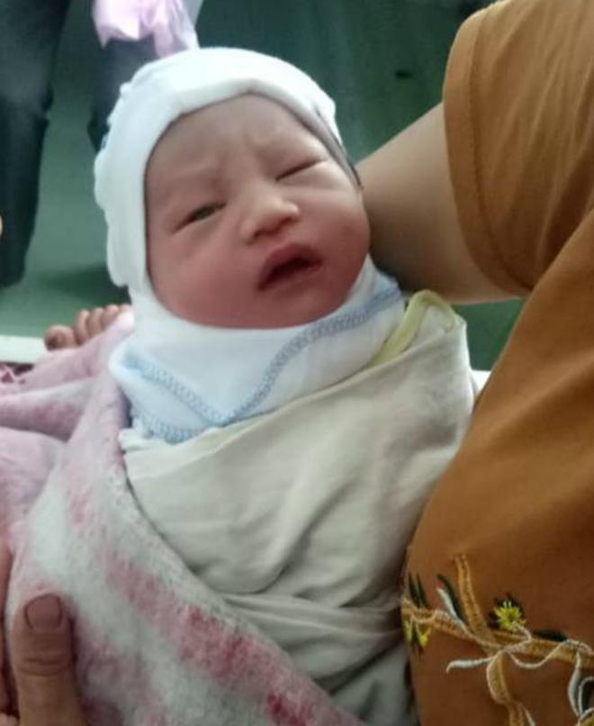 be trai so sinh nang 2,6kg chua cat ron, khong manh vai che than bi vut ven duong - 1