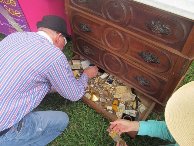 mua tu cu re tien, thu ben trong da khien nguoi dan ong vo cung choang vang - 3