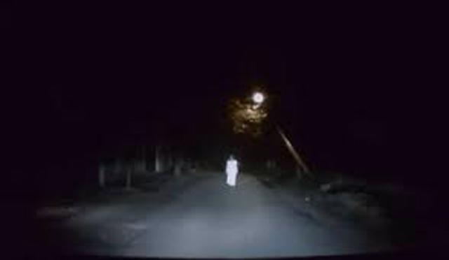 lai xe taxi so hai thay bong trang nho di trong dem, den gan ta hoa phat hien su that - 1