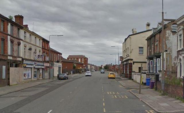 lai xe taxi so hai thay bong trang nho di trong dem, den gan ta hoa phat hien su that - 2