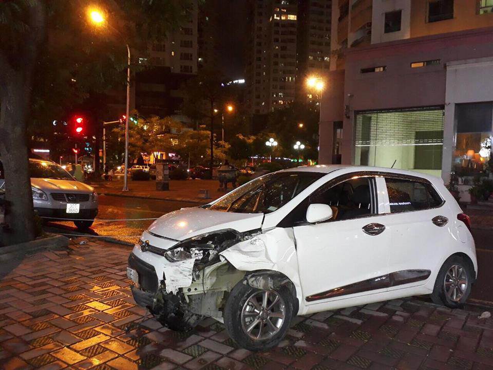 tong vang co gai roi mac ke, o to "dien" phi sang pho khac dam hang loat phuong tien - 1