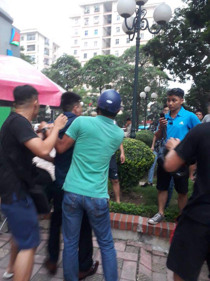 tong vang co gai roi mac ke, o to "dien" phi sang pho khac dam hang loat phuong tien - 3