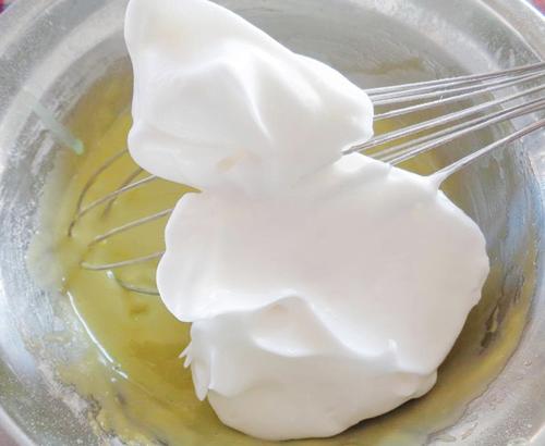 Cách làm bánh bông lan trứng muối mềm thơm, ngon ngậy, ăn là mê - 6