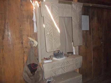 kinh hoang hu tuc treo nguoi chet tren dinh ta xi lang - 3