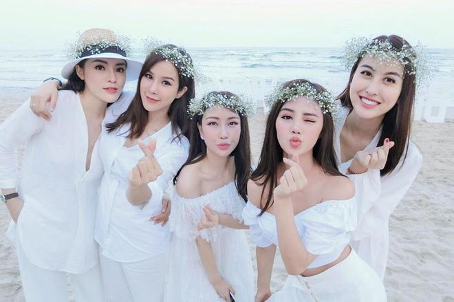 mang xa hoi hot nhat co 3 hoi my nu nay, choi voi nhau nhieu qua nen... giong nhau? - 2