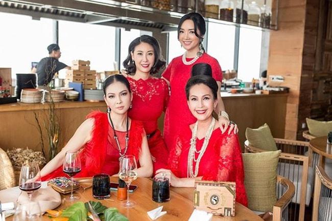 mang xa hoi hot nhat co 3 hoi my nu nay, choi voi nhau nhieu qua nen... giong nhau? - 12