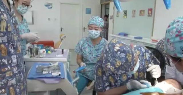 de con ngoi choi o ghe sau o to, me bat ngo danh lai khien con nga dut luoi - 1