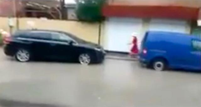 hai ba chau di bo tren duong ngap nuoc, vua quay lai thi chau da bien mat - 2