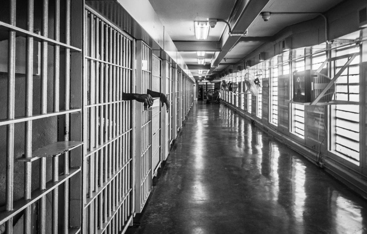 vi sao nu cai nguc bat chap tat ca de quan he voi tu nhan trong trai giam? - 1